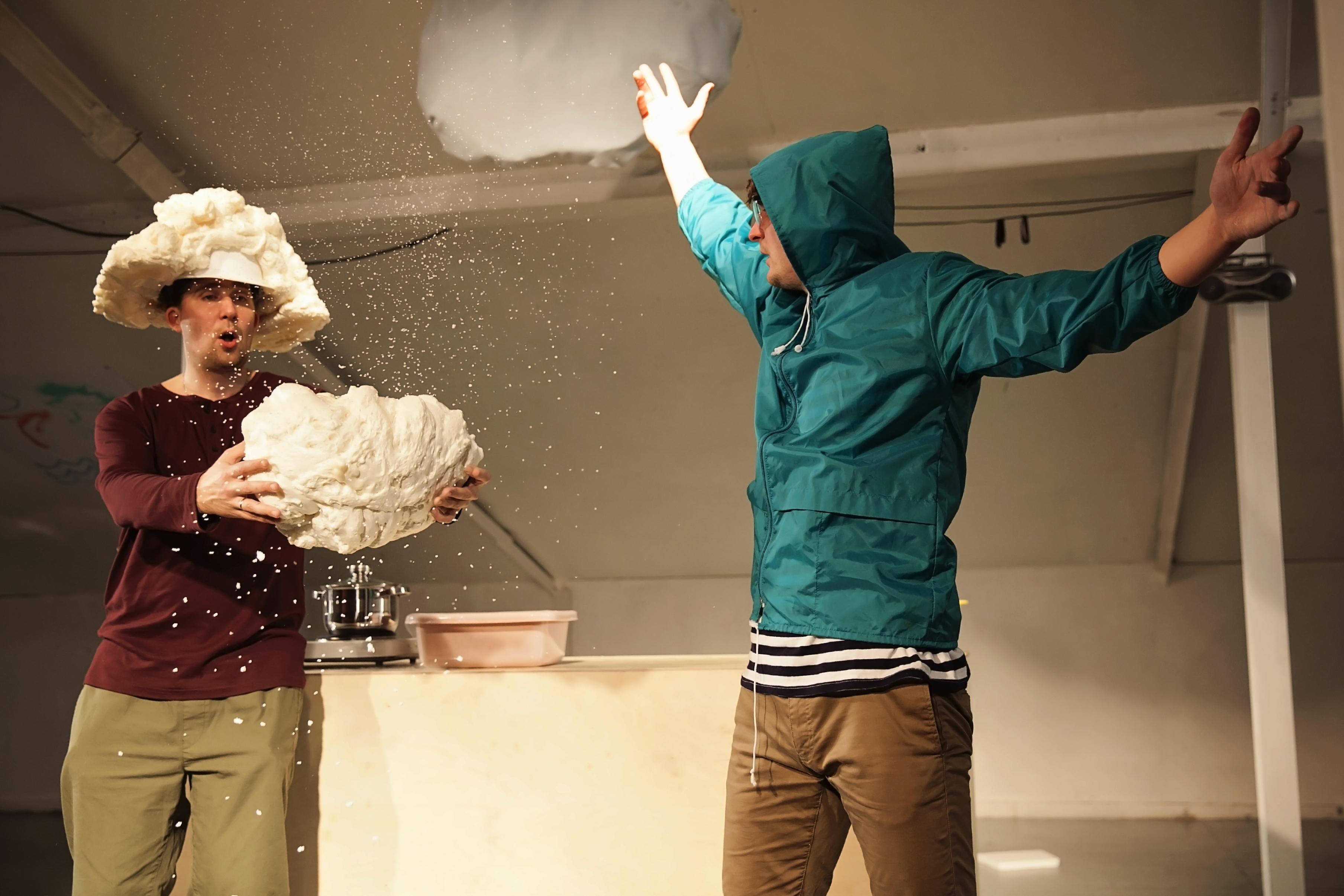 Andrejs Možeiko un Artūrs Putniņš DDT izrādē "Mākoņi" // Foto – Inga Plūme